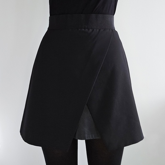 Alice + Olivia Dresses & Skirts - Alice + Olivia black mini skirt with leather detail